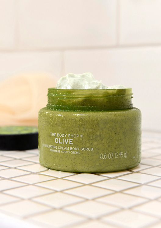 Huh Booth stel je voor Bath & Body - Olive Exfoliating Body Scrub | The Body Shop
